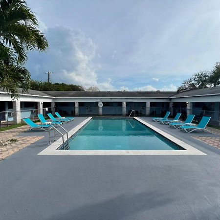 Hollywood Gardens Inn & Suites Bagian luar foto