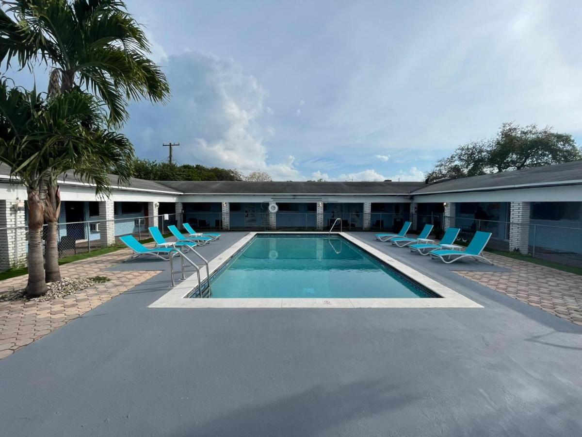 Hollywood Gardens Inn & Suites Bagian luar foto